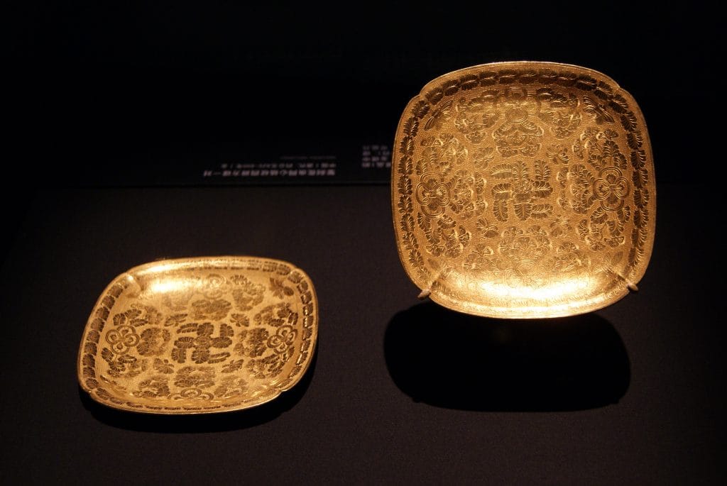 Square-lobed gold dishes from the Belitung shipwreck | ArtScience Museum Singapore | Wikimedia Commons