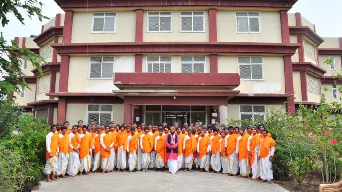 Students outside a hostel of Maharshi Sandipani Rashtriya Ved Vidya Pratisthan in Ujjain | Courtesy @ msrvvp.ac.in