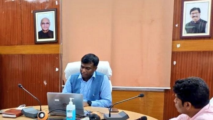 Deogarh Deputy Commissioner Manjunath Bhajantri at work | Twitter | @DCDeoghar