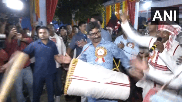 Jharkhand: Hemant Soren tries hands on Mandar