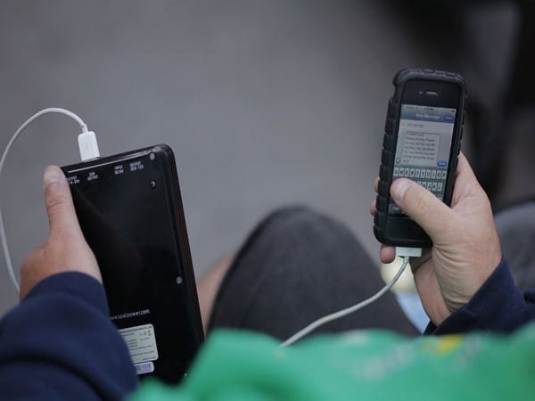 EU passes law on common charger for mobile phones, tablets by 2024