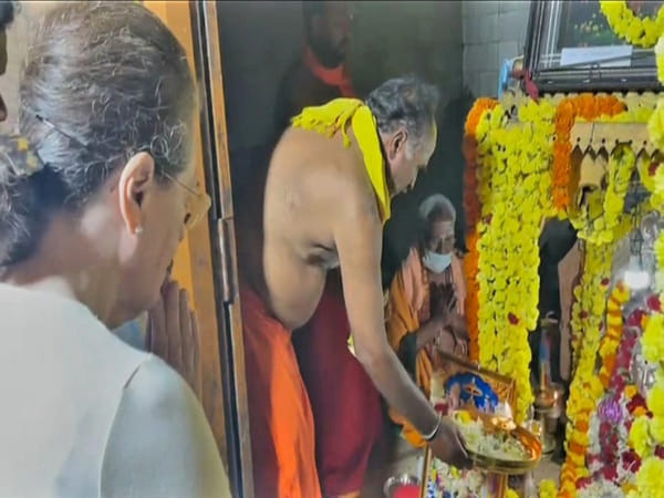 Sonia Gandhi visits Karnataka temple to offer Dussehra prayers 