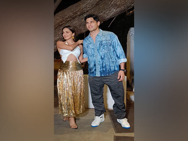 Sidharth Malhotra, Kiara Advani look hot together as they attend Ashvini Yardi's birthday bash 