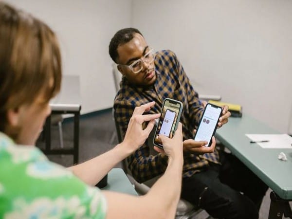 Taking pictures of slides helps students in remembering the presentation: Study