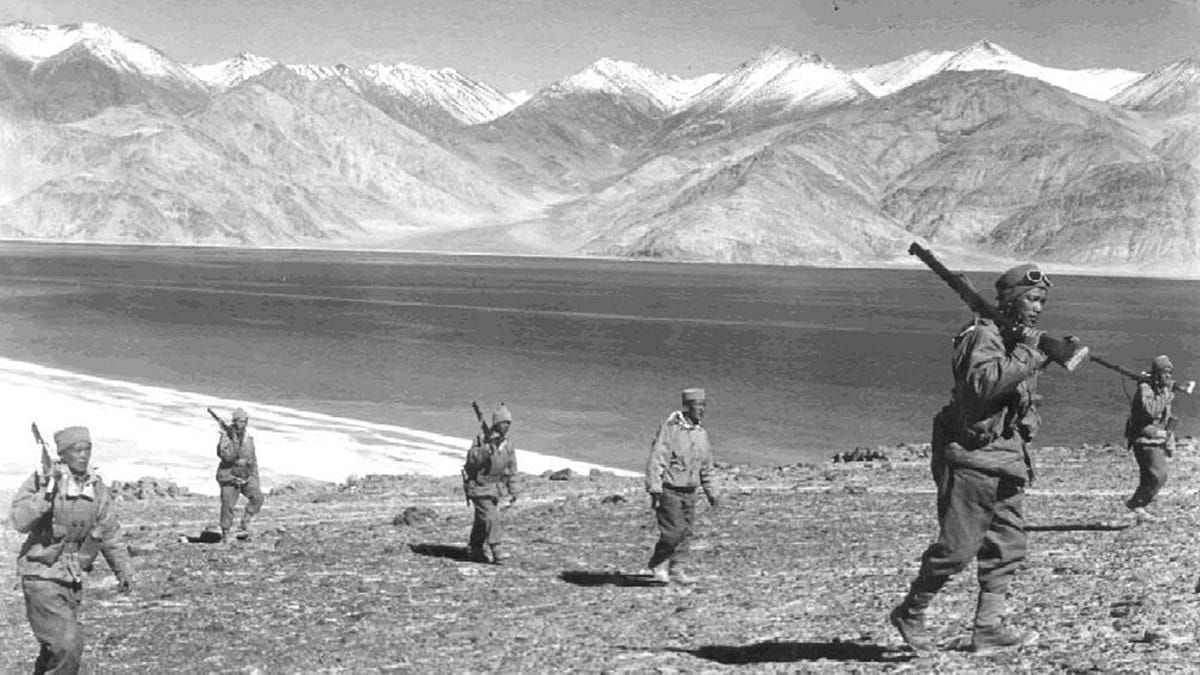 Indian soldiers patrolling during the 1962 India-China War | Commons