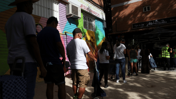 People await their turn at the Aluche Mutual Support Network in Madrid | Rueters/Violeta Santos Moura