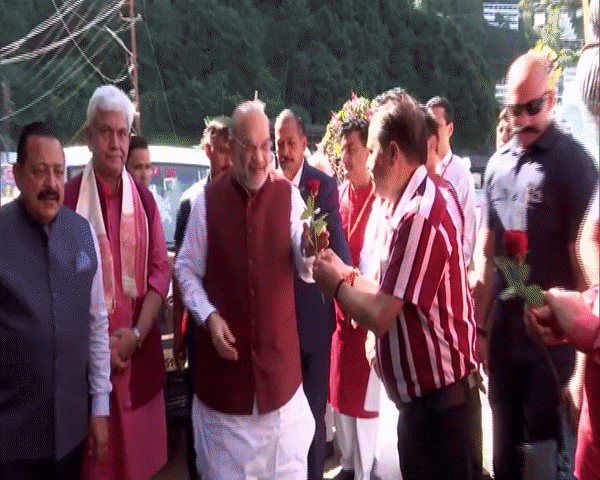 J-K: Amit Shah offers prayers at Vaishno Devi temple in Katra