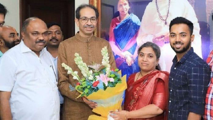 Rutuja Latke, the widow of late Andheri (East) MLA Ramesh Latke, with former chief minister Uddhav Thackeray | Twitter/@rutuja_latke