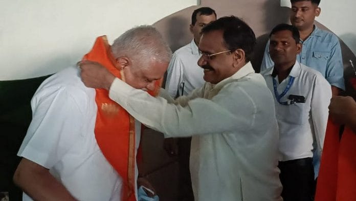 Madhya Pradesh BJP president V D Sharma welcoming party general secretary (organisation) B L Santhosh in Bhopal ahead of the meet at Ratapani Wildlife Sanctuary | Credit: Twitter/@vdsharmabjp