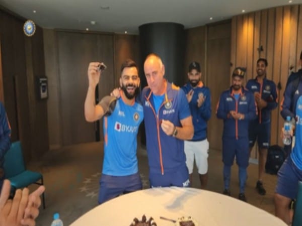 Virat Kohli cuts birthday cake with teammates in Melbourne