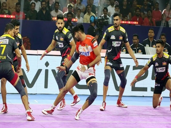 PKL: Parteek Dhaiya stars as Gujarat Giants beat Bengaluru Bulls