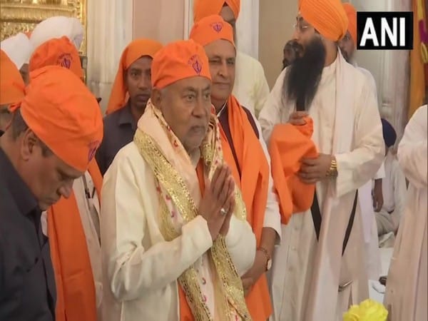 Bihar CM Nitish offers prayers at Patna Sahib on Guru Nanak Jayanti