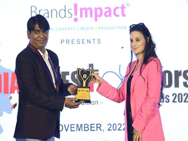 Dr. Rajesh Atulkar awarded the Brands Impact India's Best Doctors Award 2022 by Actress Ameesha Patel
