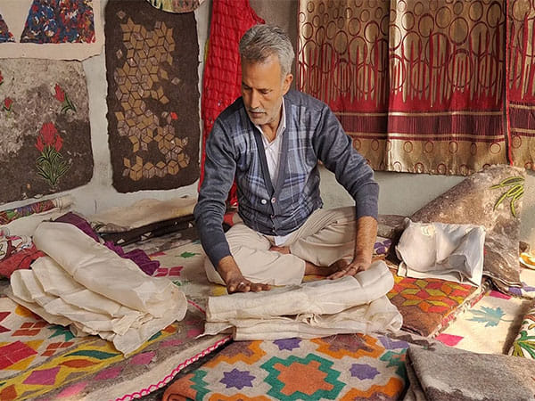 First Indian artisan to create Kashmiri Namda combining Australia's 
