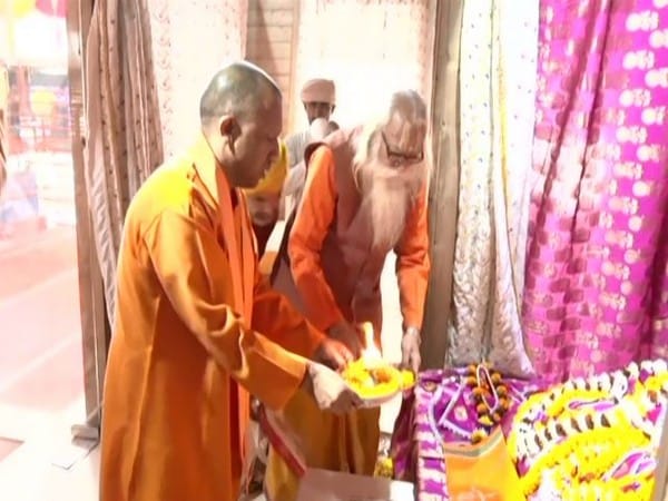 UP CM Yogi offers prayers at Ram temple, chairs meeting over ...