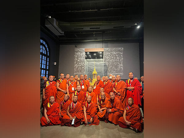 Bhutanese monks pay obeisance to Buddha Relics on last day of India tour  