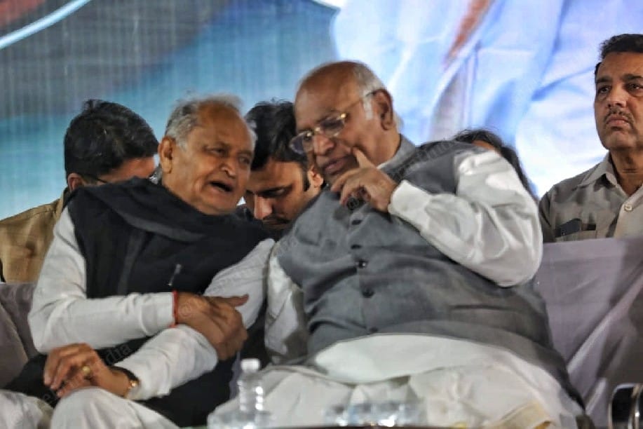 Rajasthan CM Ashok Gehlot and Congress party president Mallikarjun Kharge discuss during the public gathering | Photo: Praveen Jain | ThePrint