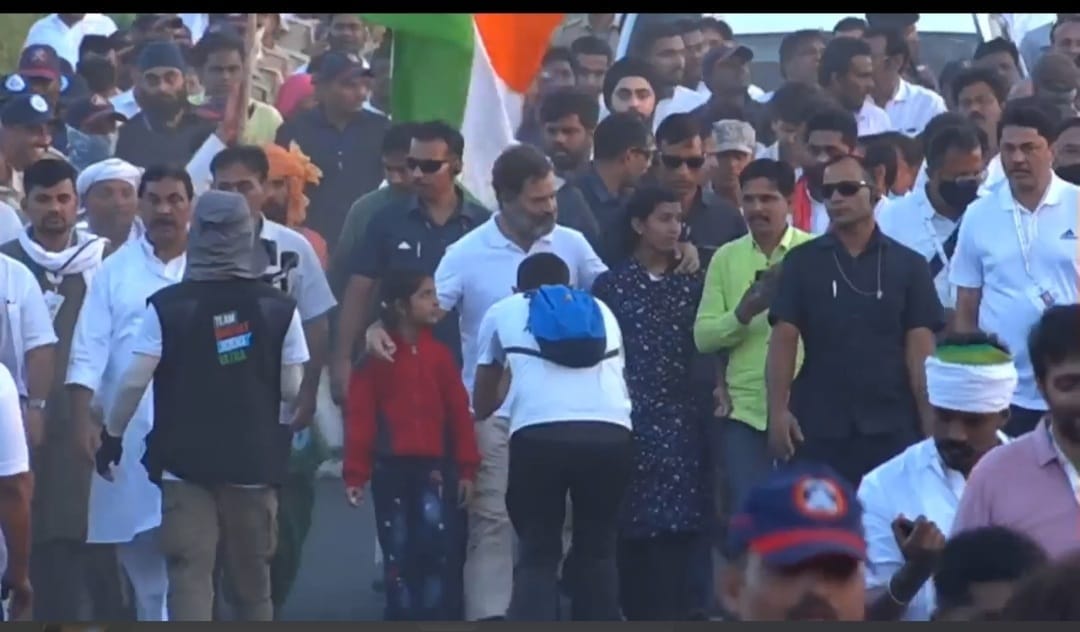 Arohi Vanshette and Sharanya Vanshette with Rahul Gandhi | Purva Chitnis