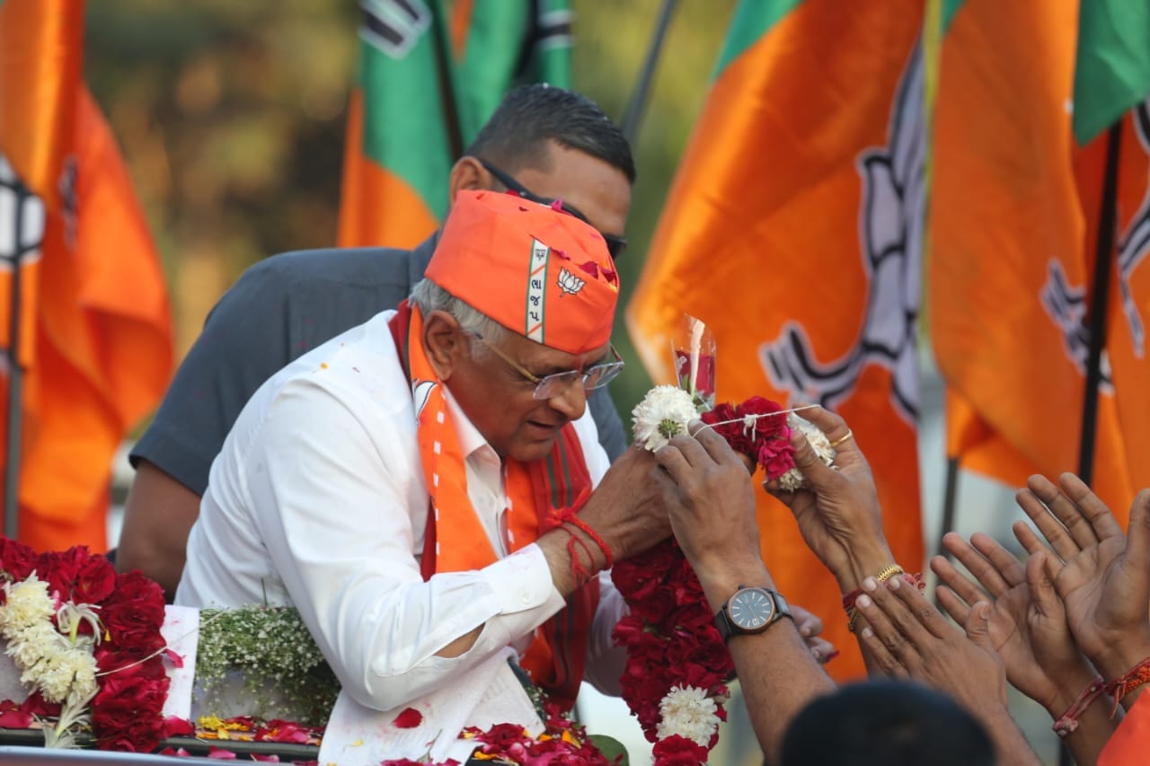 CM Patel being felicitated during roadshow Saturday | Photo: Praveen Jain | ThePrint