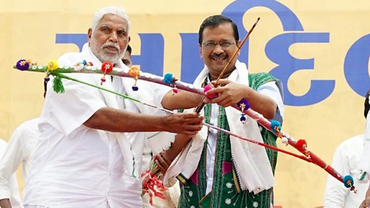 AAP chief Arvind Kejriwal with BTP founder Chhotubhai Vasava in Bharuch on 1 May, 2022 | ANI