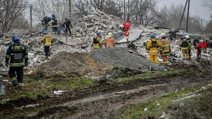 Rescuers work at a site of a residential building destroyed by a Russian missile strike, amid Russia's attack on Ukraine, in the town of Vilniansk, Zaporizhzhia region, Ukraine, 17 November, 2022 | Reuters