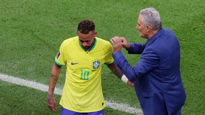 Brazil coach Tite with Neymar after he was substituted during their match against Serbia on 24 November 2022 | Photo: Reuters/Molly Darlington