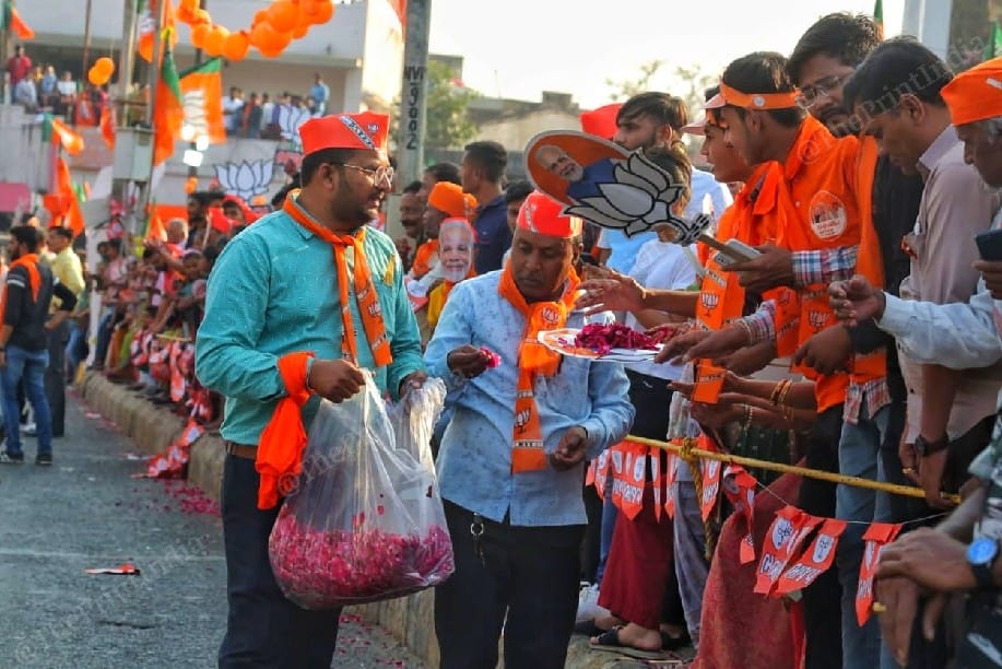 Flower petals being distributed before the roadshow | Photo: Praveen Jain | ThePrint