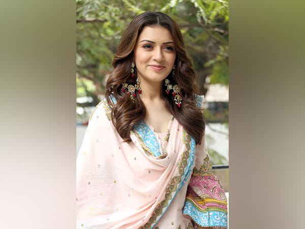  Hansika Motwani shares first picture after wedding, flaunts her mehendi, chooda 