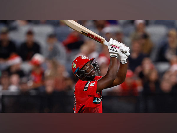 BBL: Russell's heroics with bat help Melbourne Renegades clinch four-wicket win over Brisbane Heat