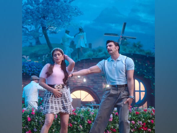 Ranveer Singh, Pooja Hegde's fun romantic track 'Aashiqui' from 'Cirkus' out now