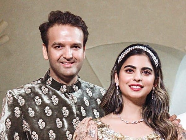 Isha Ambani, hubby Anand Piramal return to Mumbai with newborn twins, receive grand welcome at Ambani residence