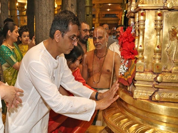 CJI Chandrachud offers prayers with family in Andhra's Tiruchanoor temple