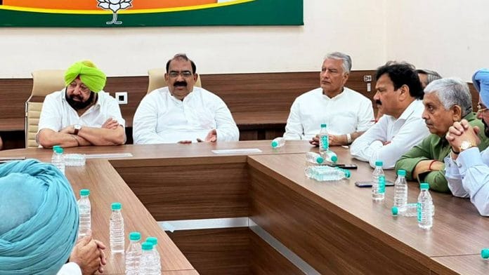 BJP leader Captain (Retd) Amarinder Singh attends Punjab Core Committee Meeting under the chairmanship of BJP Punjab President Ashwani Sharma, at state party office, in Chandigarh on Monday. Party leader Sunil Jakhar is also present. | photo: ANI