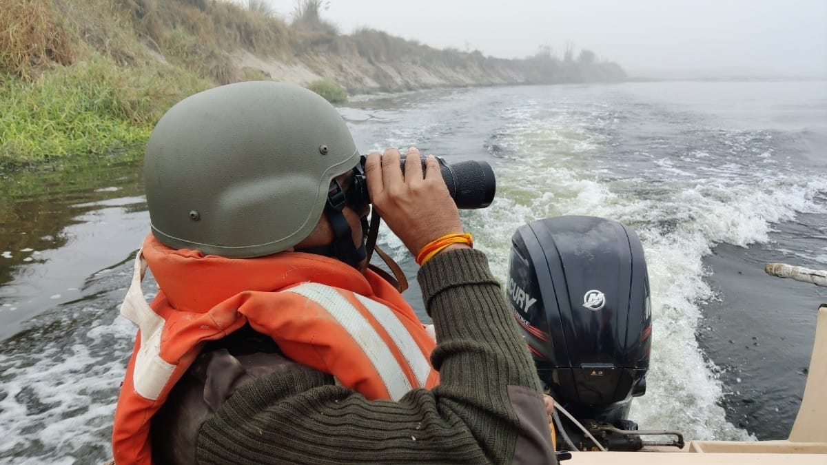 BSF jawans patrolling on a boat | Urjita Bhardwaj | ThePrint