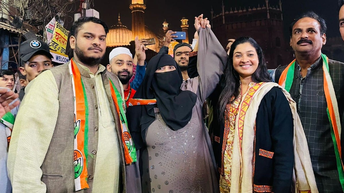 Congress candidate for Jama Masjid ward, Shahin Parveen, with former MLA Alka Lamba | Facebook