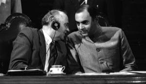 Mikhail Gorbachev confers with his host, former Indian Prime Minister Rajiv Gandhi, during a special session of the Indian Parliament addressed by the Soviet leader November 27, 1986 | Photo by Arthur Tsang, Reuters