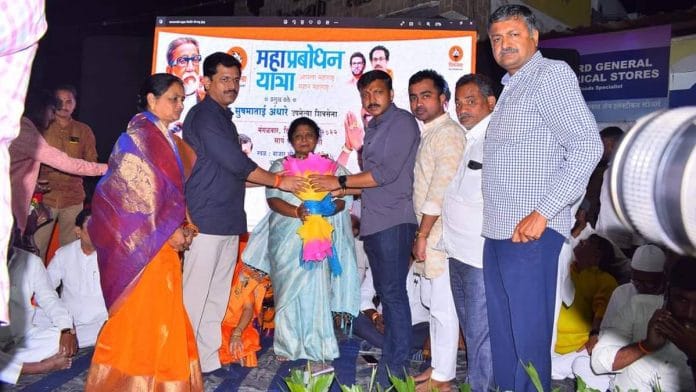 Sushma Andhare being felicitated | Twitter | @andharesushama