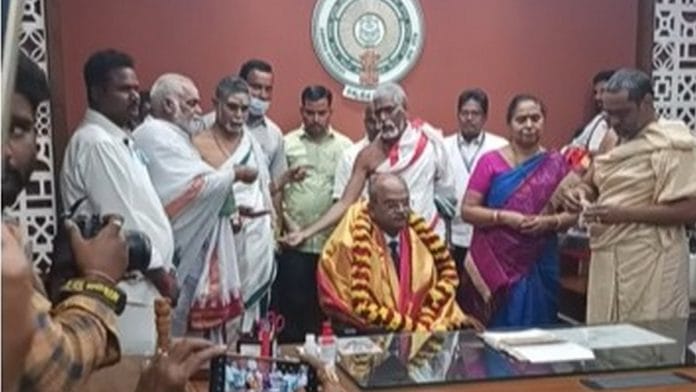 Senior IAS officer K.S. Jawahar Reddy is surrounded by priests as he assumes the charge of Andhra chief secretary | YouTube screengrab