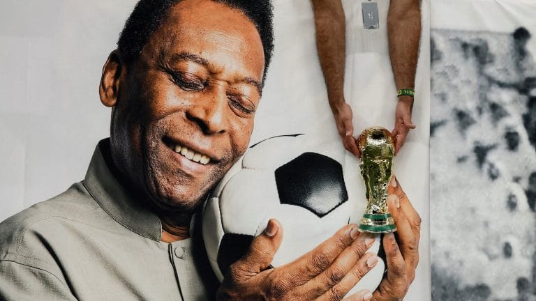 Pele’s health improving, vital signs stable, doctors say