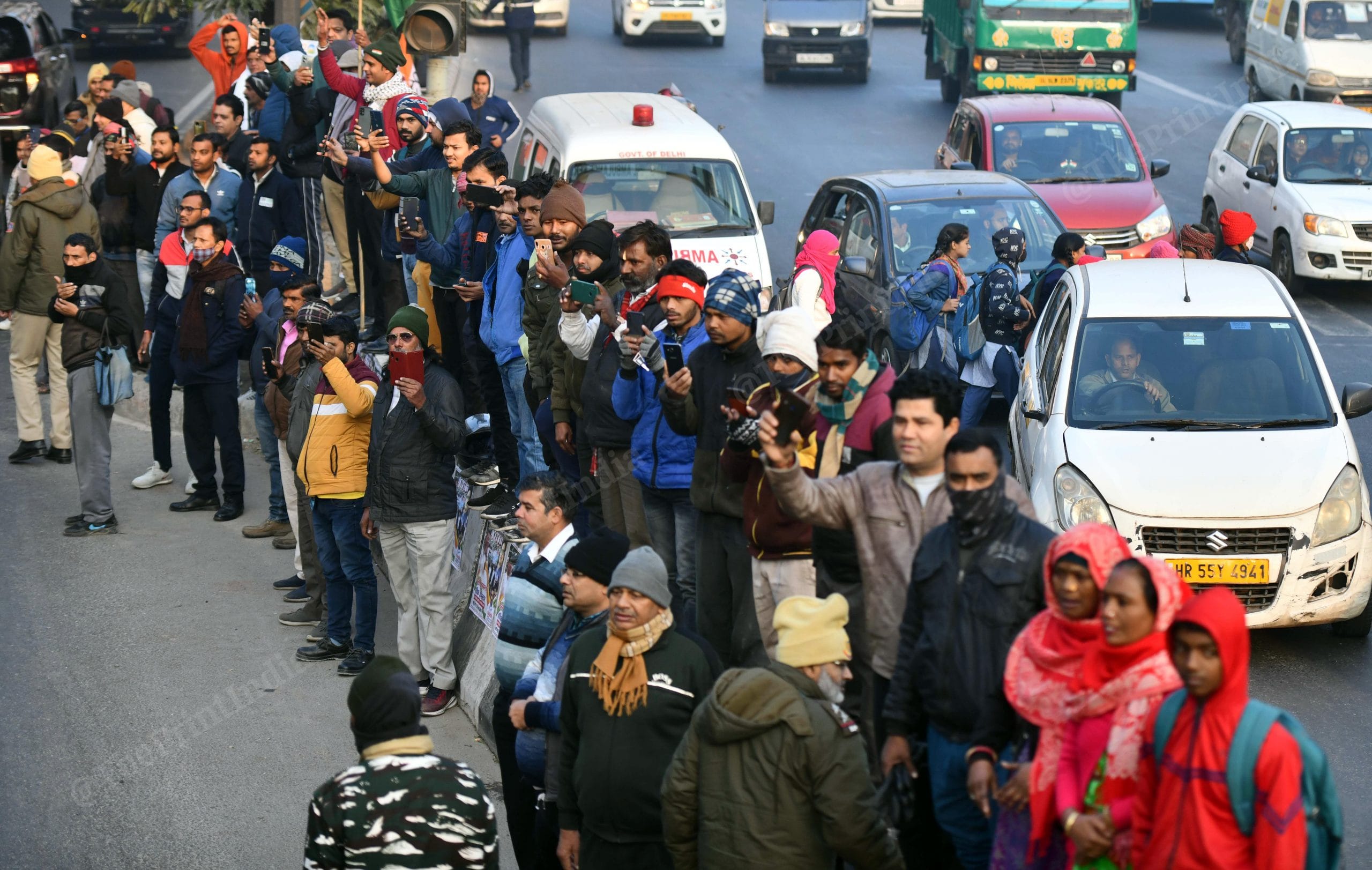 Public waiting to watch Congress leader Rahul Gandhi during Bharat Jodo Yatra | Photo: Suraj Singh Bisht | ThePrint