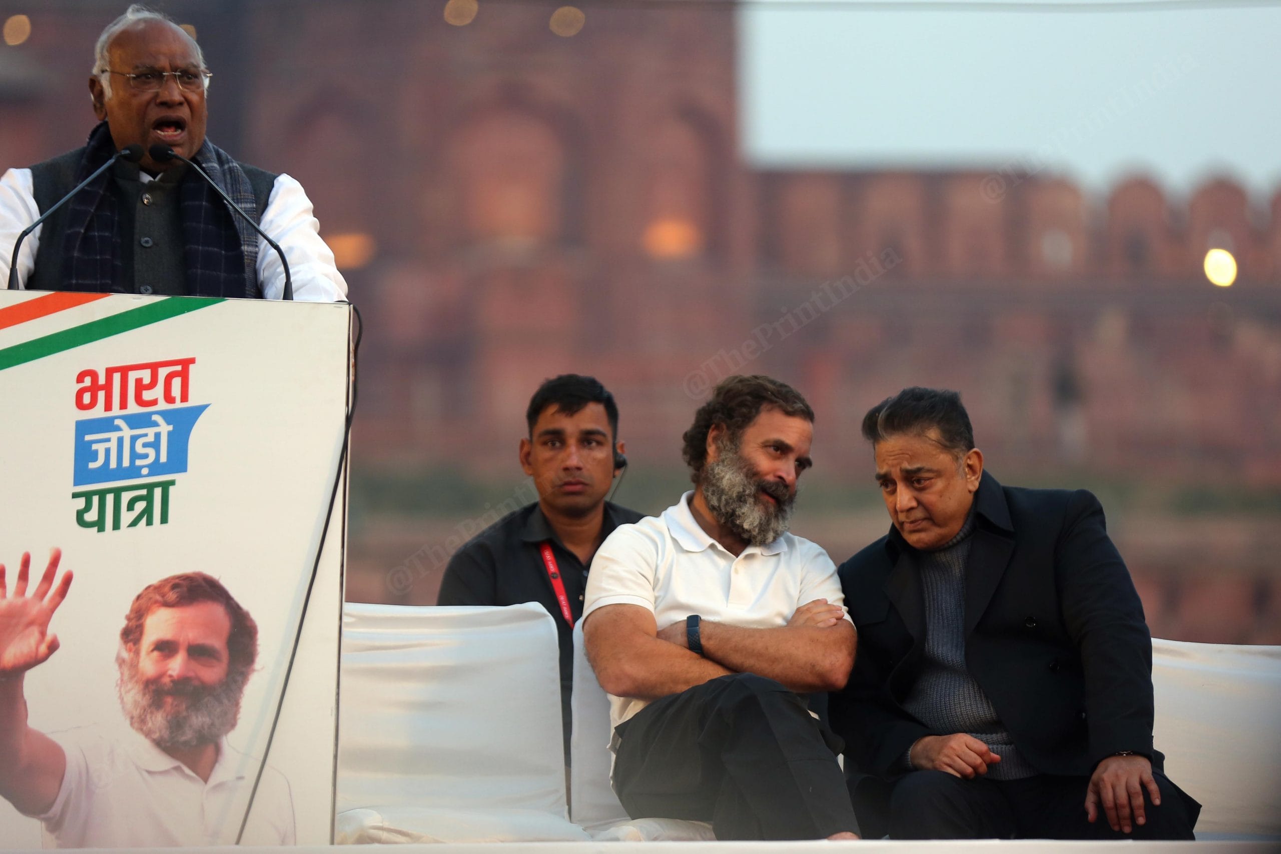Congress president, Mallikarjun Kharge addresses the public, as Rahul and Kamal Haasan talk | Photo: Suraj Singh Bisht | ThePrint