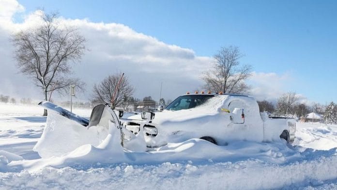 A snow plow is left stranded on the road following a winter storm that hit the Buffalo region on Main St. in Amherst, New York on 25 December 2022 | Photo: Reuters/Brendan McDermid