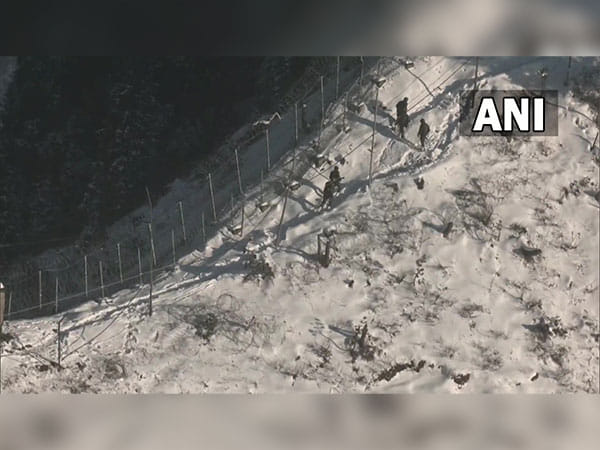 J&K: Indian Army in Uri continues patrolling in harsh winter conditions