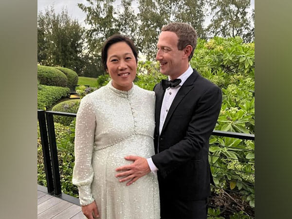 New Year: Mark Zuckerberg shares photo with pregnant wife, says 