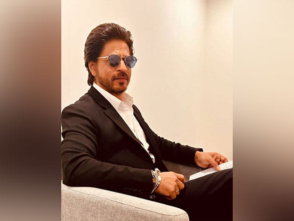 WATCH: Shah Rukh Khan sings 'Tujhe Dekha To Ye Jana Sanam' at Auto Expo 2023