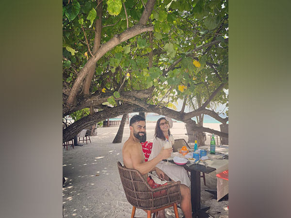 Beach, sand, date... Virat-Anushka enjoying holiday bliss
