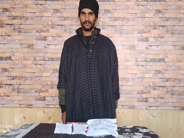 Drug peddler arrested with Rs 1 lakh cash, 500 grams of narcotics in Kashmir 