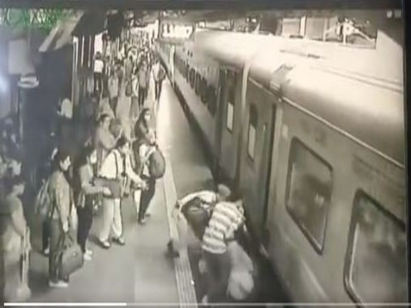 Mumbai: RPF jawan saves life of woman who falls while trying to board train