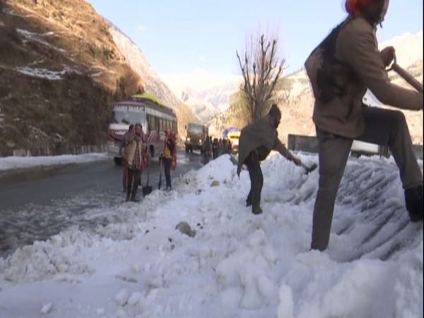 J-K: BRO clears snow on Kotranka Budhal road in Rajouri district