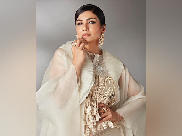 See how Raveena Tandon reacted when a fan compared her with Twinkle Khanna